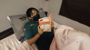 Lagi Baca Buku Disodok Abang